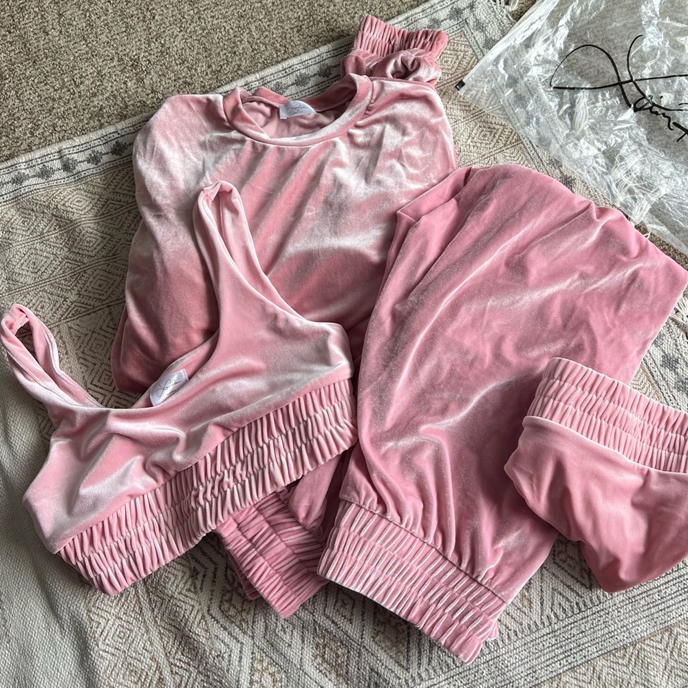 Laina Rauma Leisure Set in Cotton Candy Clouds.